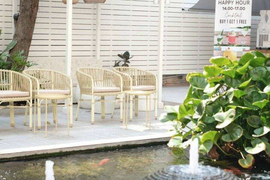 Feung Nakorn Balcony Rooms and Cafe 