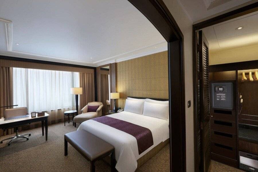 Sheraton Grande Sukhumvit hotel bedroom