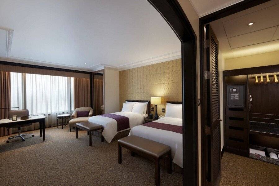 Sheraton Grande Sukhumvit hotel bedroom