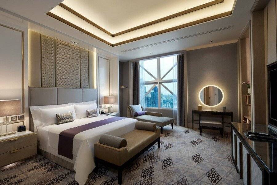 Sheraton Grande Sukhumvit hotel bedroom