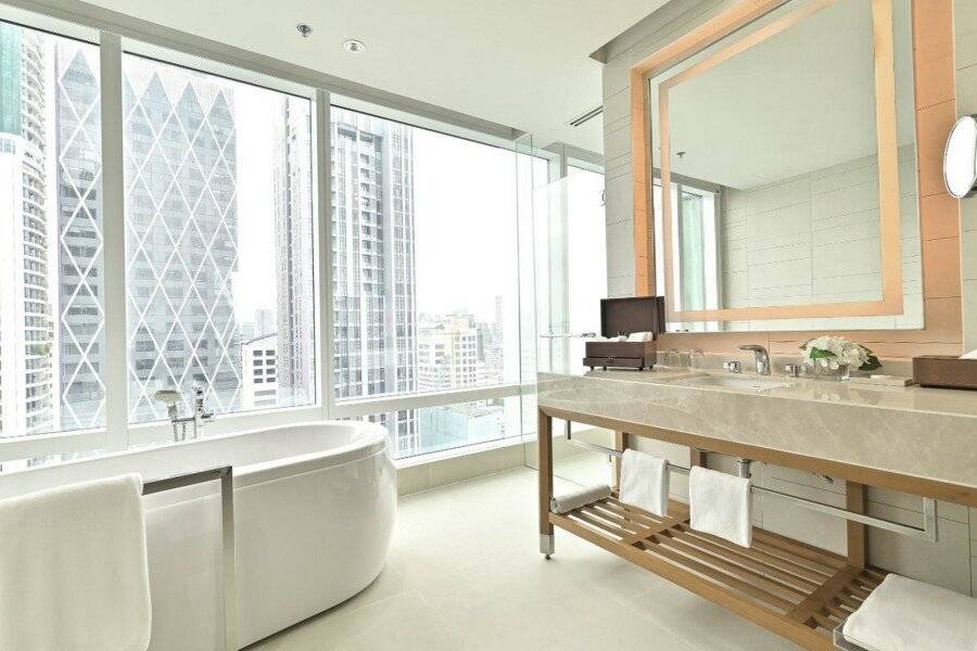 Eastin Grand Hotel Sathorn bathtub,ocean view