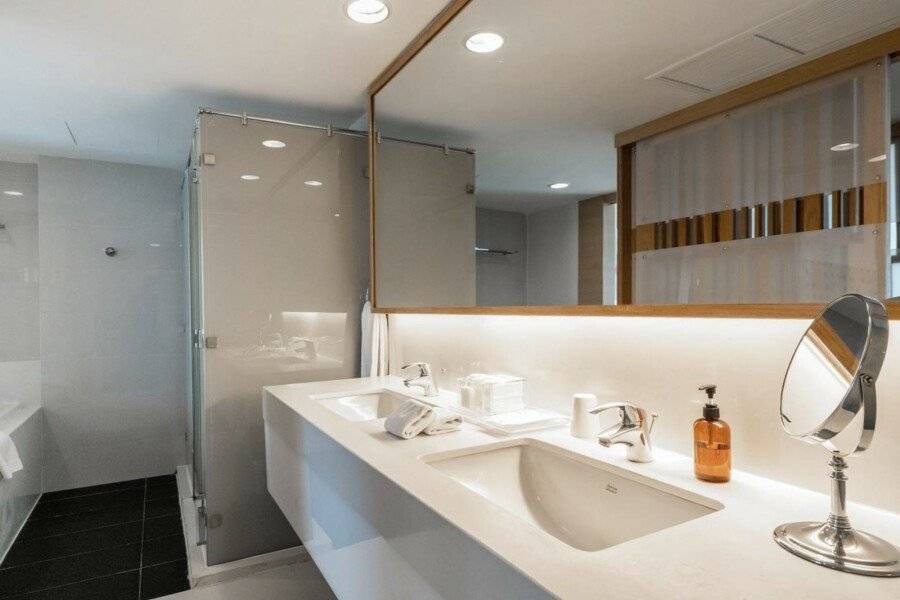 VELA Dhi GLOW Pratunam bathtub