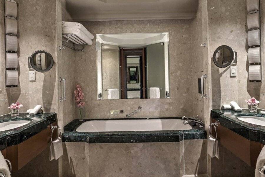 The Peninsula bathtub