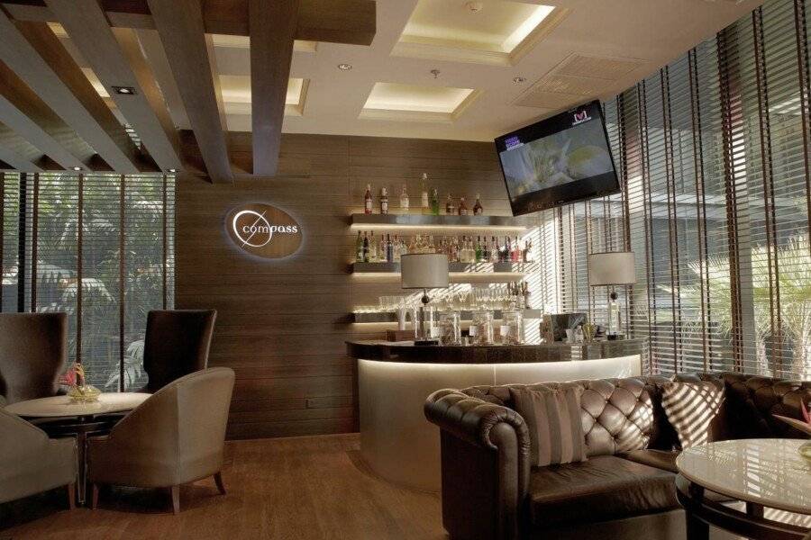 The Continent Hotel Sukhumvit  bar