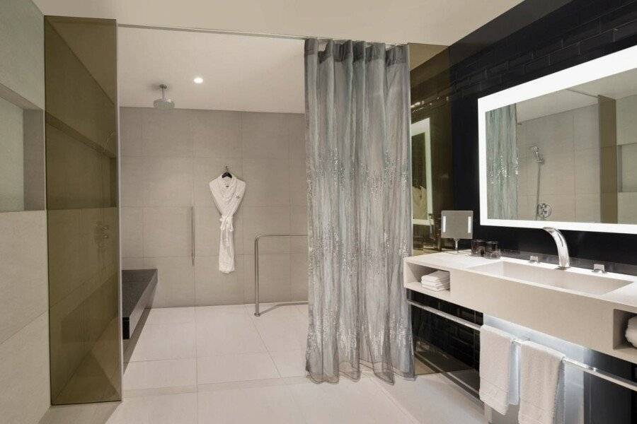 W Bangkok Hotel bathtub