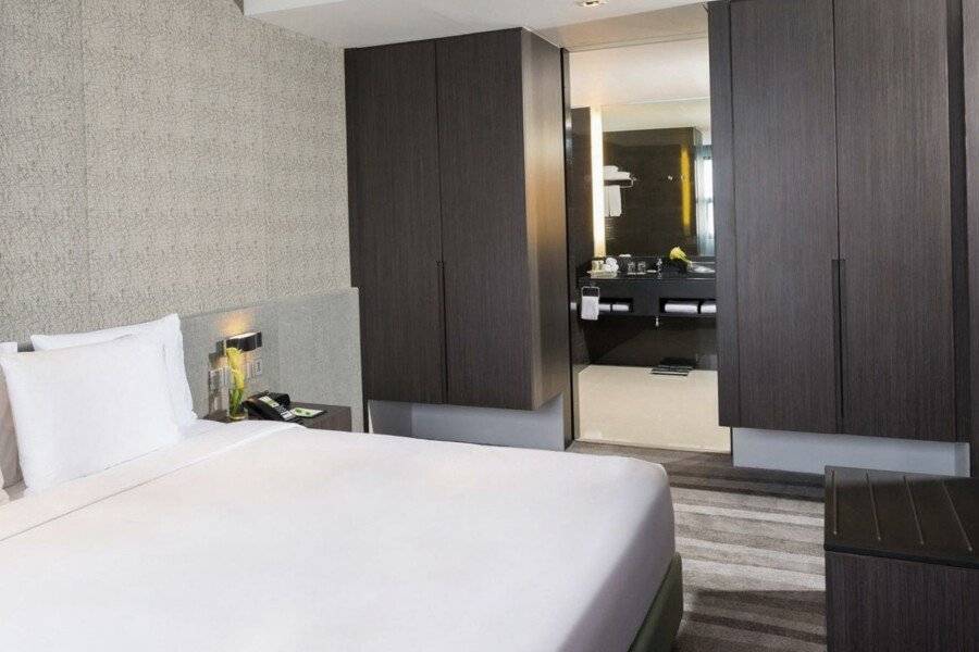 Holiday Inn Sukhumvit, an IHG Hotel hotel bedroom