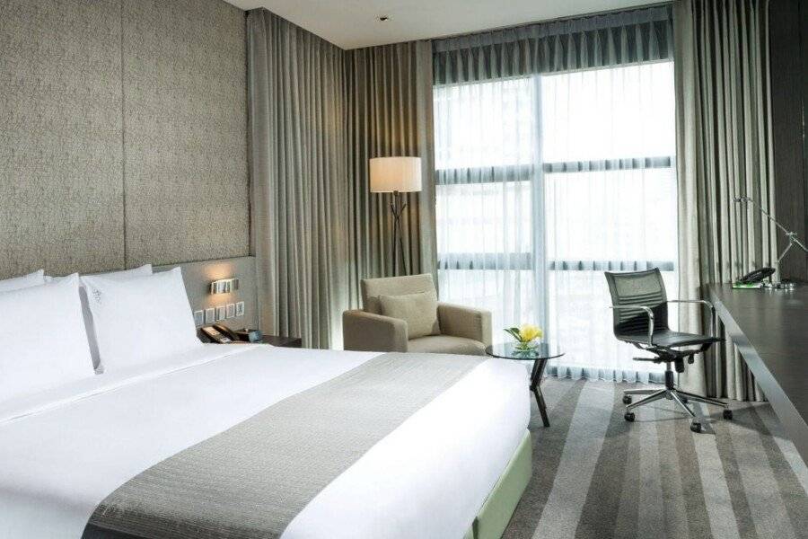 Holiday Inn Sukhumvit, an IHG Hotel hotel bedroom