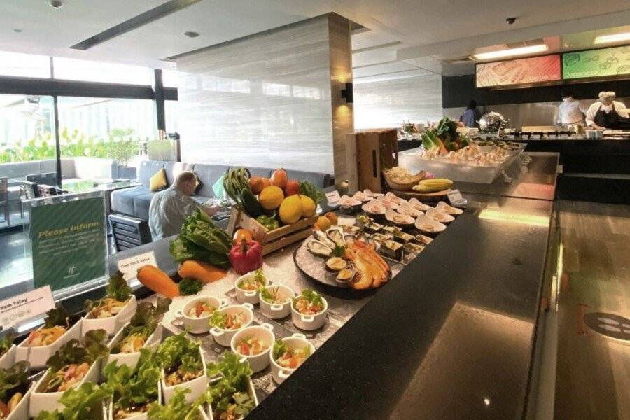 Holiday Inn Sukhumvit, an IHG Hotel restaurant, breakfast