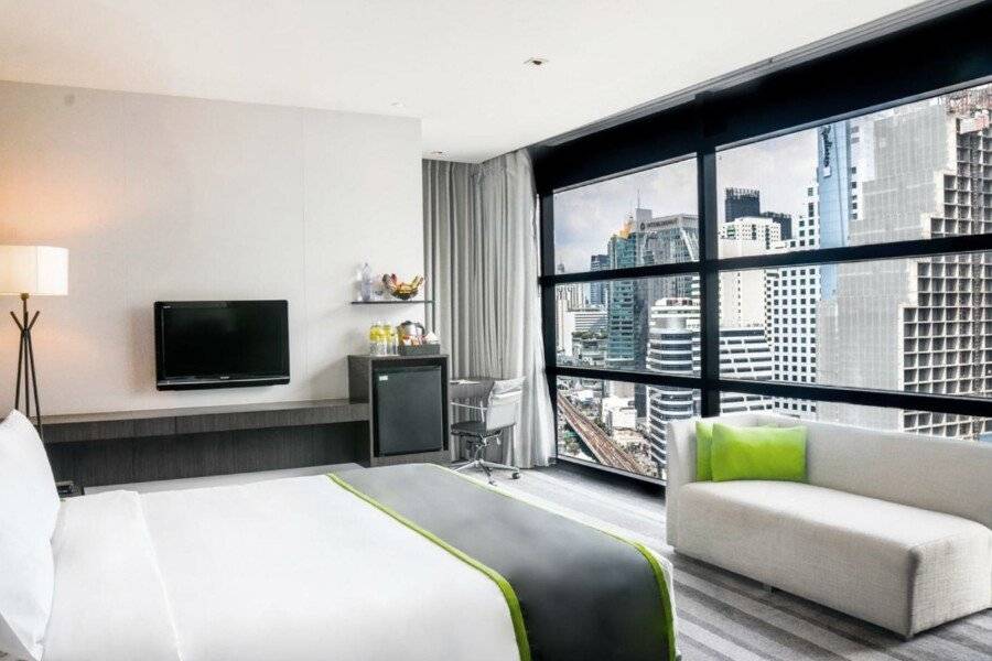 Holiday Inn Sukhumvit, an IHG Hotel hotel bedroom