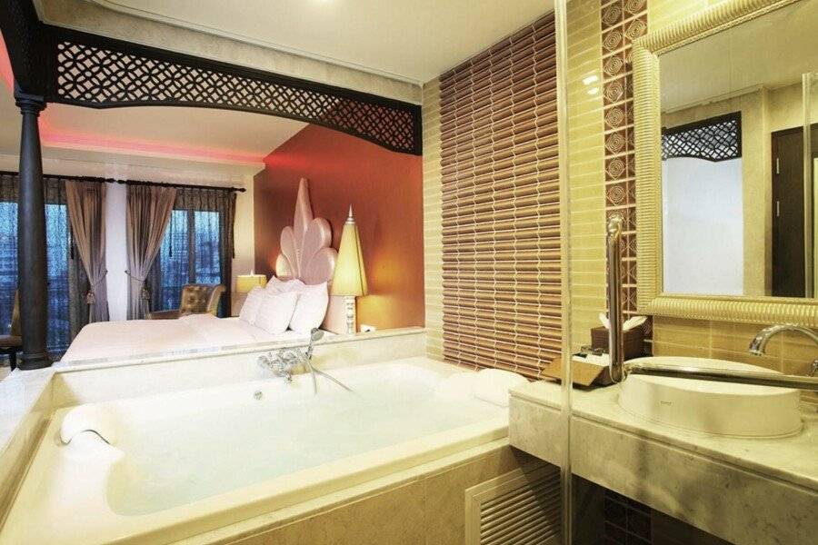 Chillax Resort bathtub,hotel bedroom