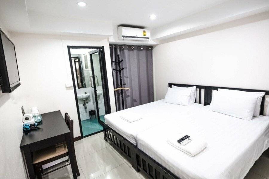 Don Muang Hotel hotel bedroom