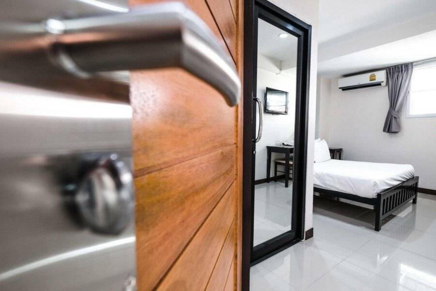 Don Muang Hotel hotel bedroom