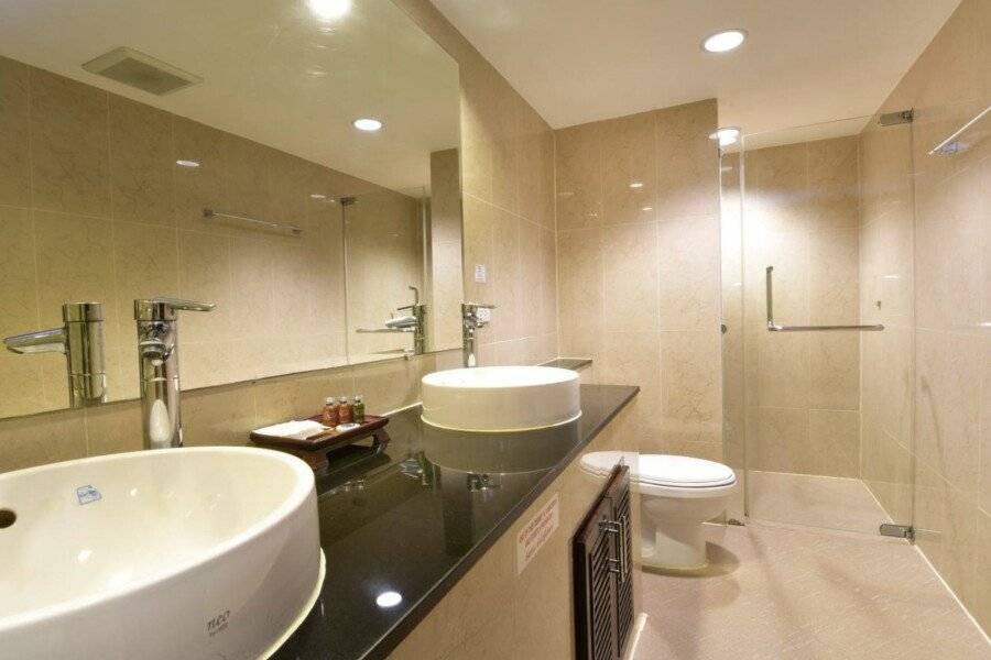 Grand Business Inn bathtub