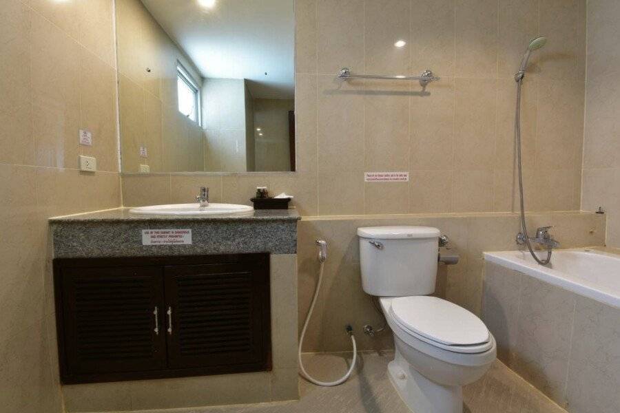 Grand Business Inn bathtub