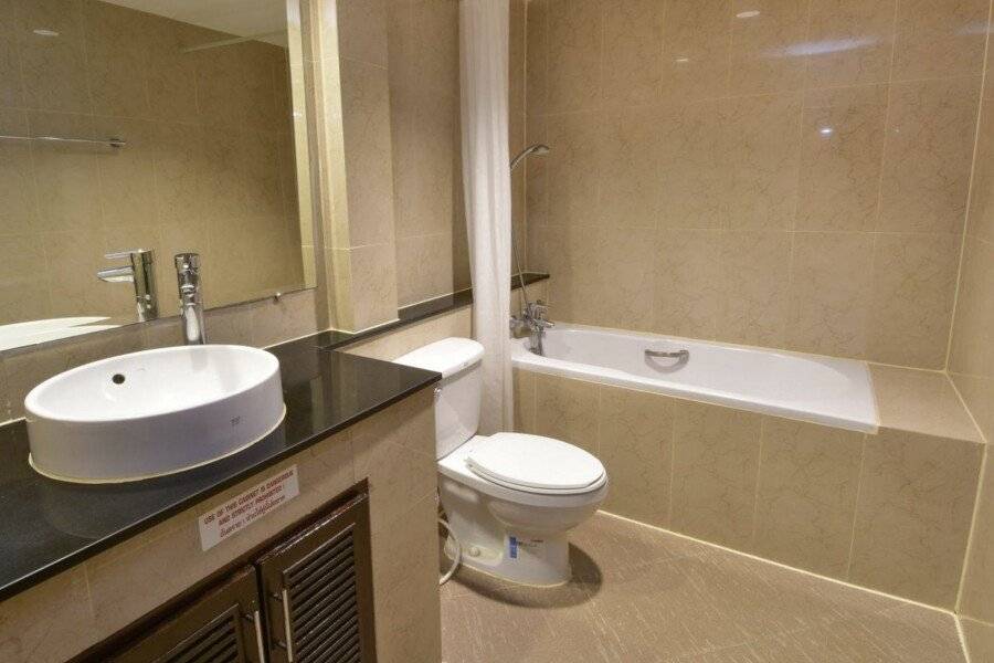 Grand Business Inn bathtub