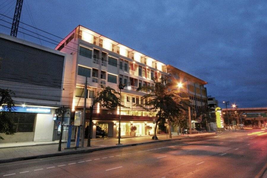 Bangkok Loft Inn facade