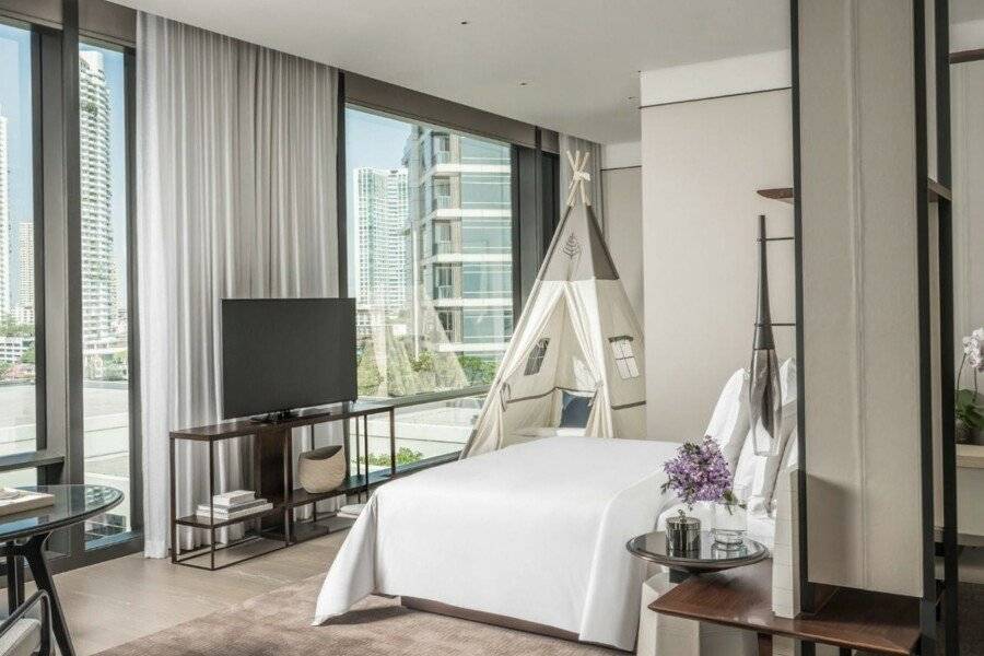 Four Seasons Hotel Bangkok at Chao Phraya River hotel bedroom