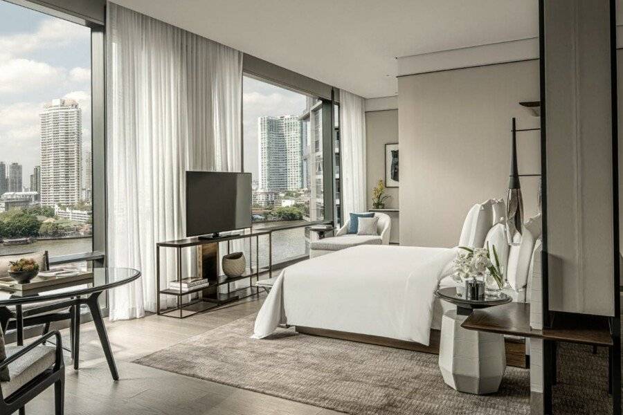 Four Seasons Hotel Bangkok at Chao Phraya River hotel bedroom,ocean view