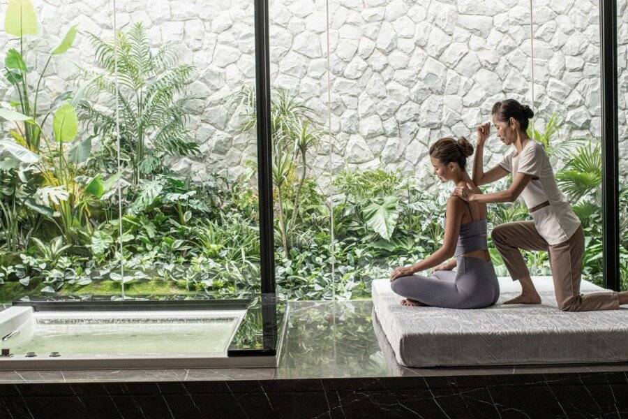 Four Seasons Hotel Bangkok at Chao Phraya River spa