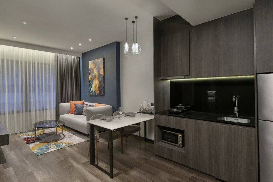 Sindhorn Midtown Hotel hotel bedroom,kitchen