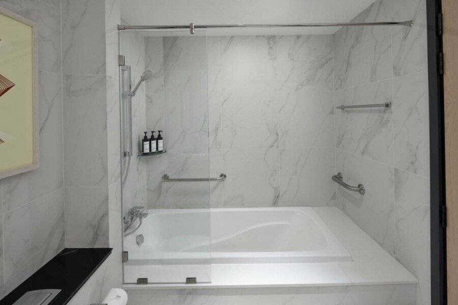 Sindhorn Midtown Hotel bathtub