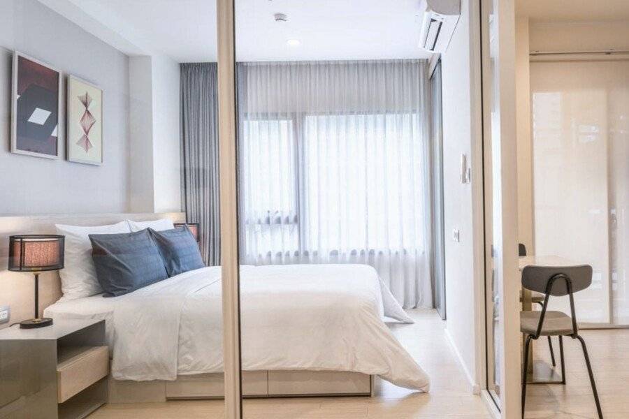Sindhorn Midtown Hotel hotel bedroom,kitchen