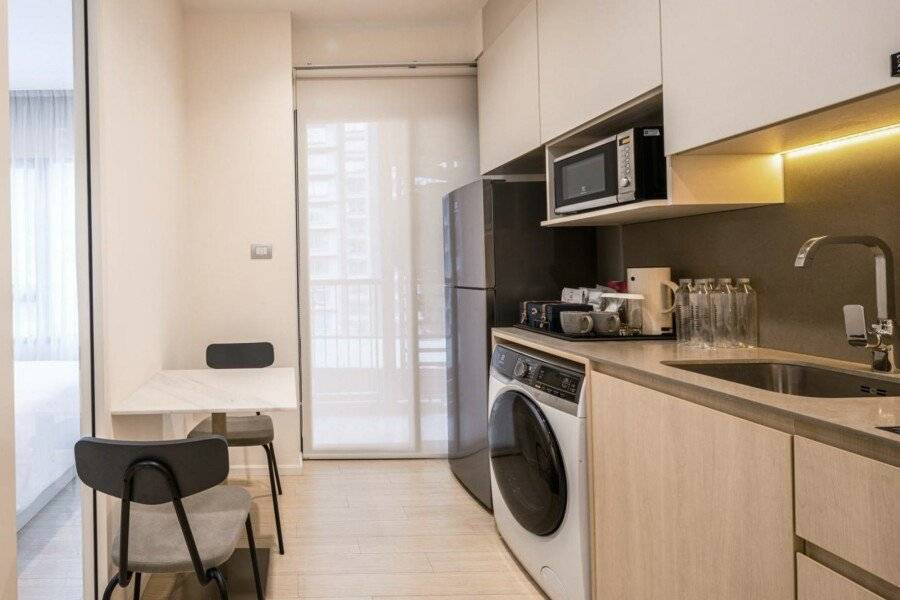 Sindhorn Midtown Hotel kitchen