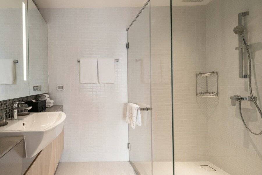 Sindhorn Midtown Hotel bathtub