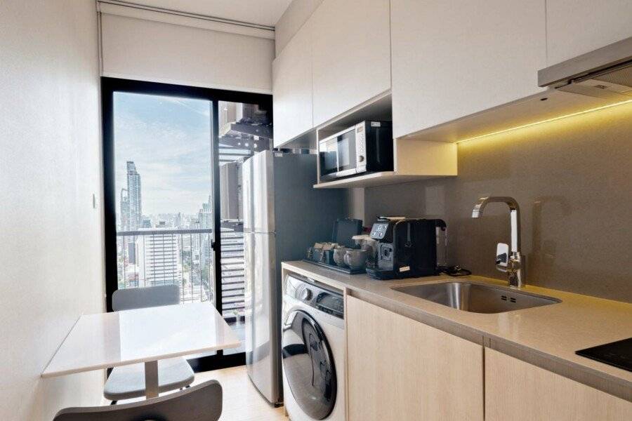 Sindhorn Midtown Hotel kitchen