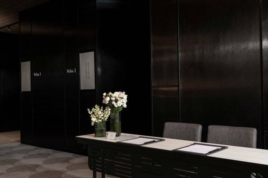 Sindhorn Midtown Hotel ,front desk