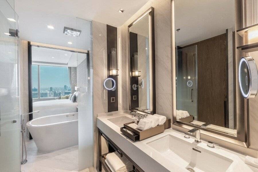 Eastin Grand Hotel Phayathai bathtub