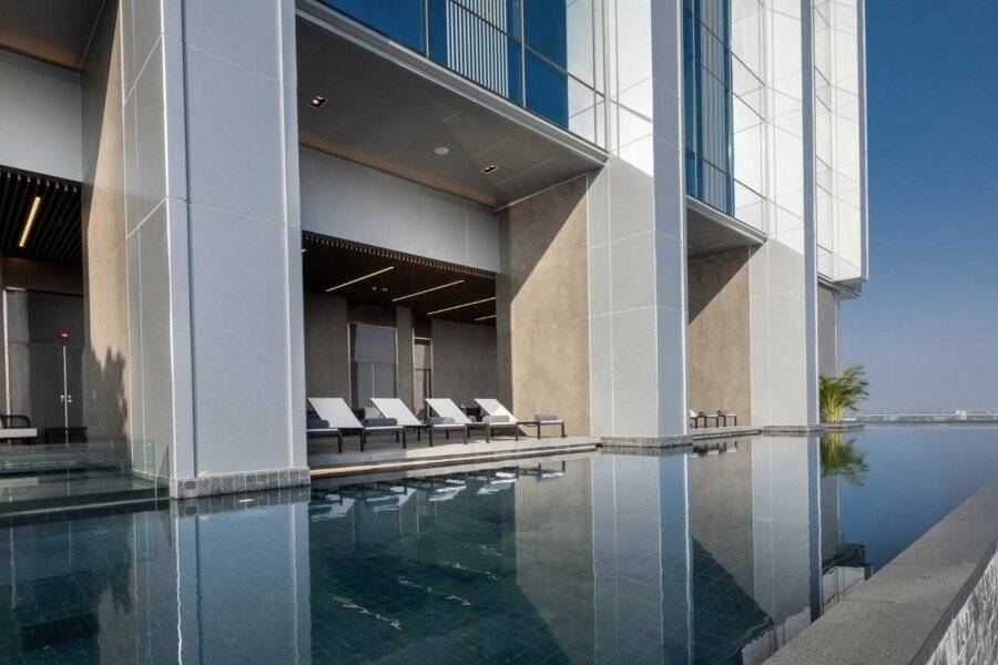 Eastin Grand Hotel Phayathai facade, outdoor pool