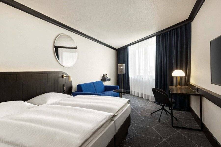 Vienna House by Wyndham Diplomat hotel bedroom