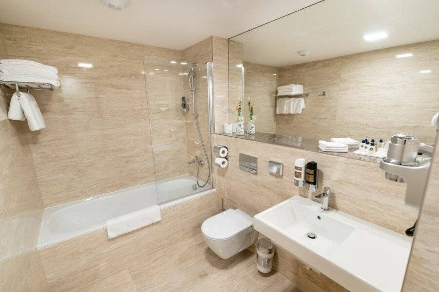 Grandium Hotel bathtub