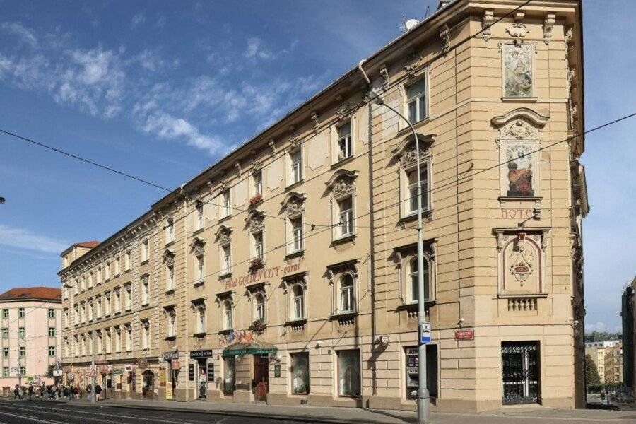 Hotel Golden City Garni facade