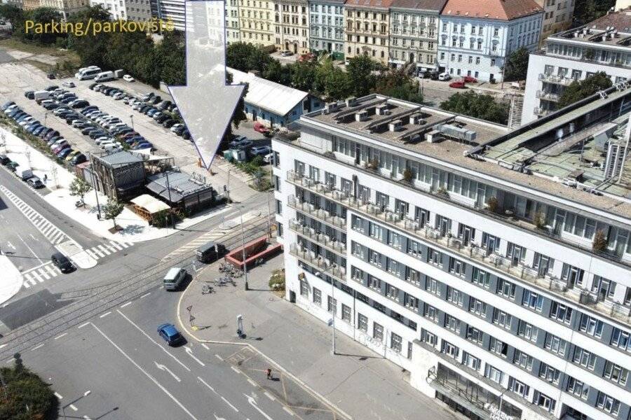 Akcent hotel parking, hotel facade