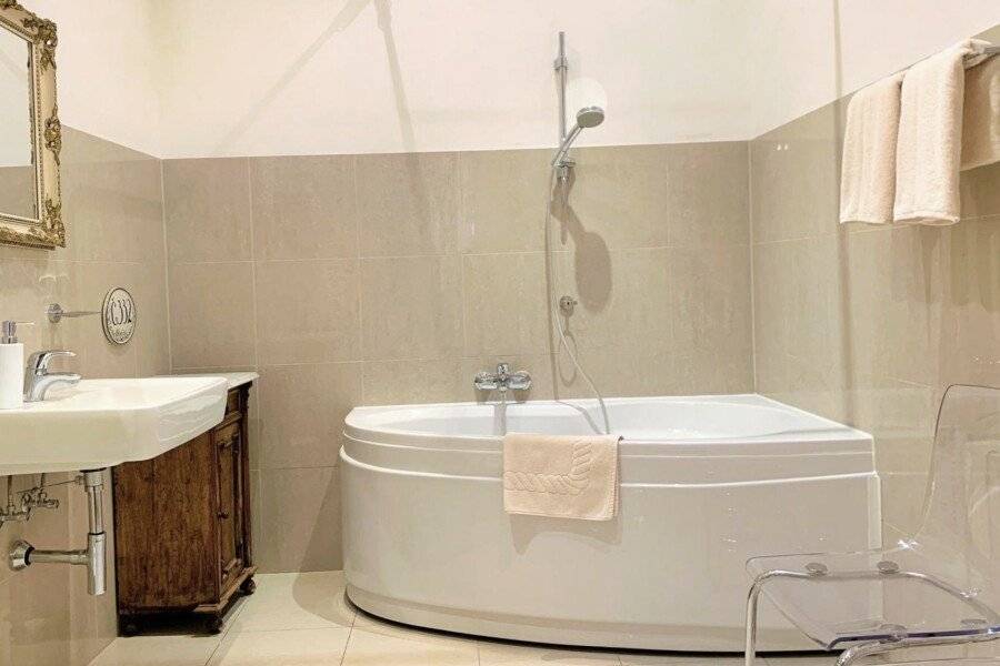 Small Luxury Palace Residence bathtub