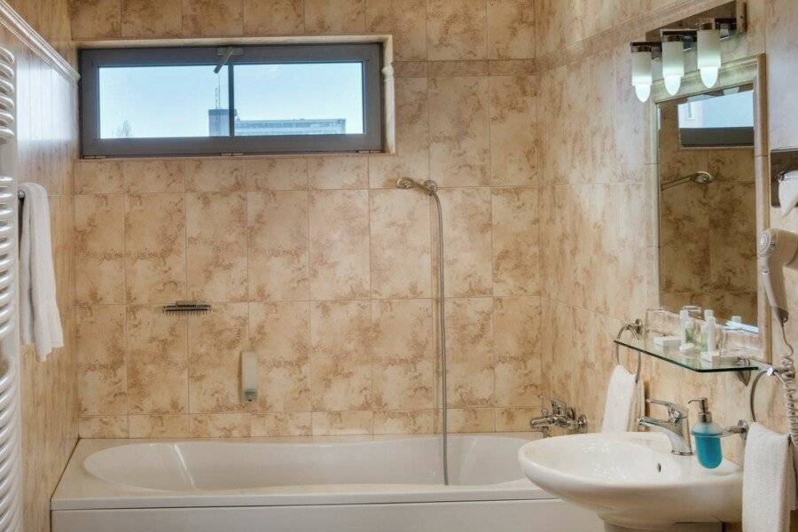 Hotel Oya bathtub