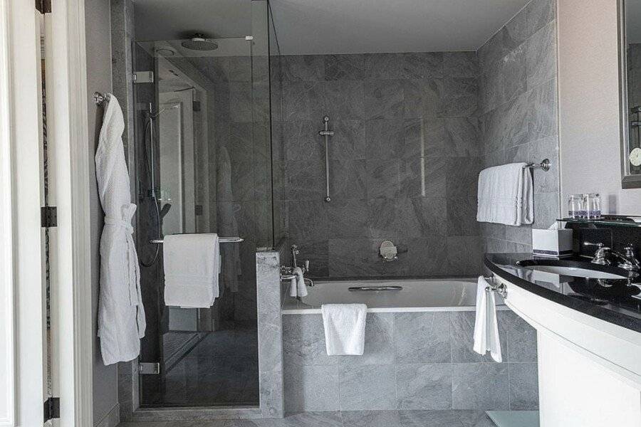 Four Seasons Hotel Prague bathtub