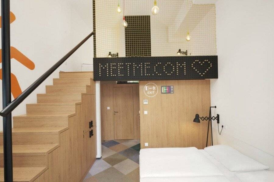 MeetMe23 hotel bedroom