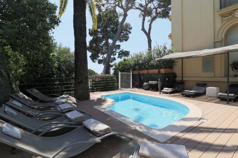 Hôtel Petit Palais outdoor pool,garden