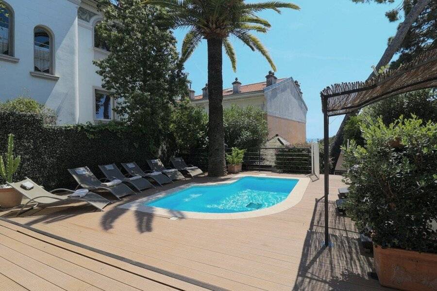 Hôtel Petit Palais outdoor pool,garden