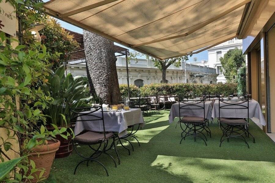 Hôtel Petit Palais restaurant,garden