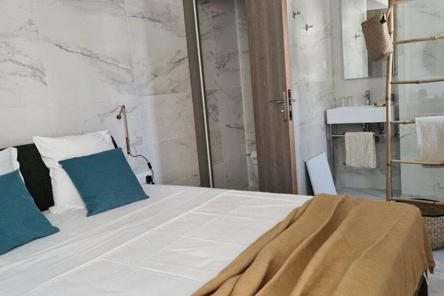 Le Petit Trianon et le Charme des Suites hotel bedroom