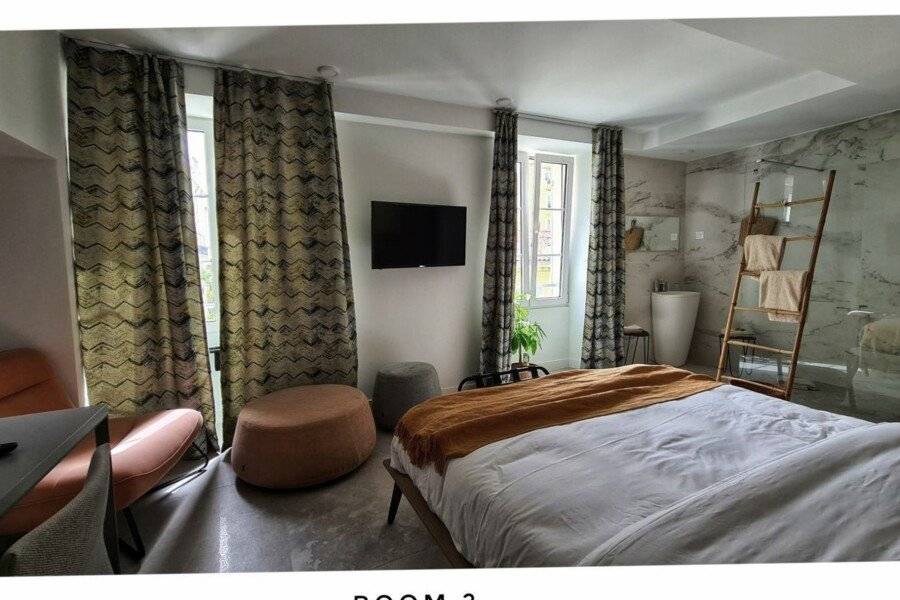 Le Petit Trianon et le Charme des Suites hotel bedroom