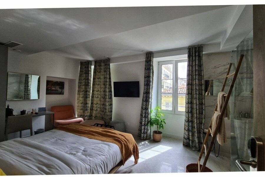 Le Petit Trianon et le Charme des Suites hotel bedroom