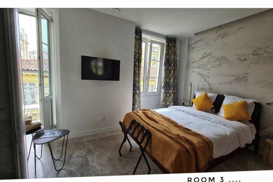 Le Petit Trianon et le Charme des Suites hotel bedroom