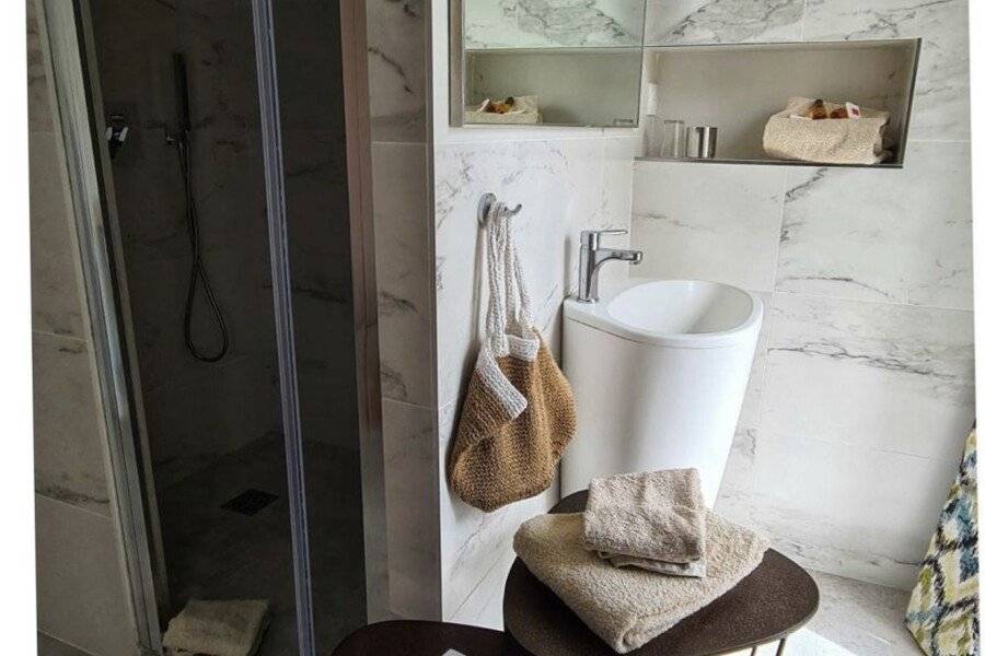 Le Petit Trianon et le Charme des Suites bathtub