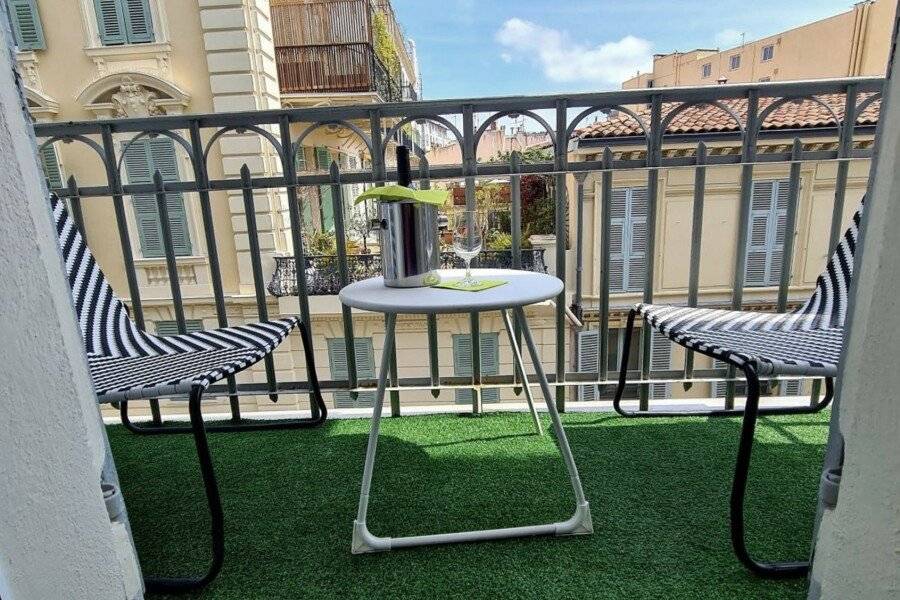 Le Petit Trianon et le Charme des Suites balcony