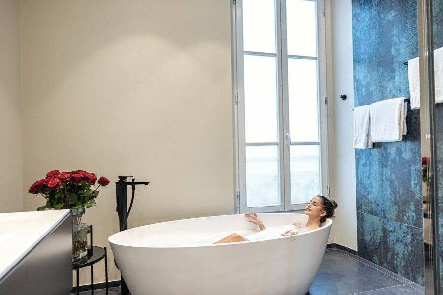 Hôtel Apollinaire bathtub